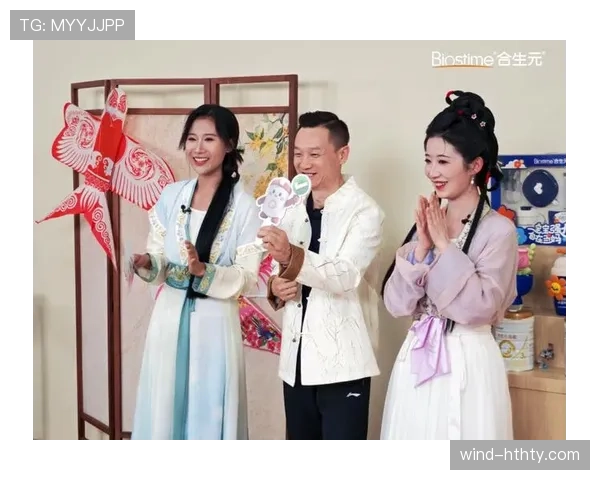 杨威拎着名牌购物袋在小区门口跟大妈唠嗑，这反差我刷三遍才消化